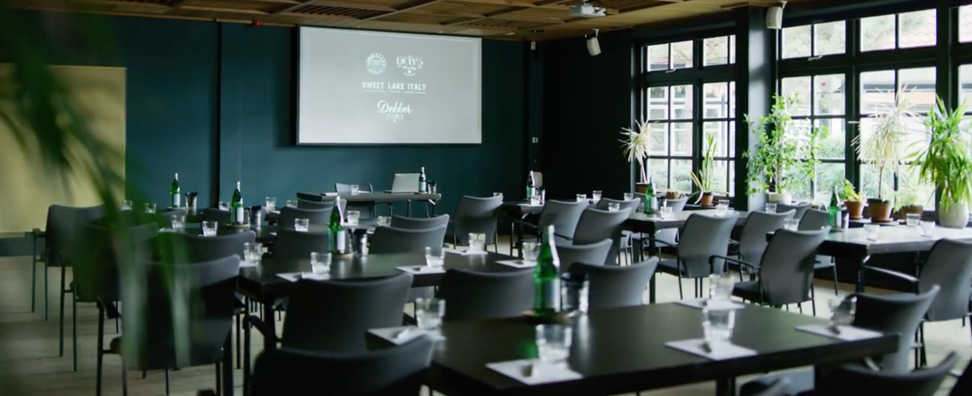 Moderne vergaderzaal bij Dekker Zoetermeer met flexibele tafelopstelling, comfortabele stoelen, presentatiescherm en veel daglicht, geschikt voor vergaderingen, trainingen en zakelijke bijeenkomsten.