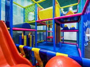 Kleurrijke indoor speeltuin bij Dekker Zoetermeer met een glijbaan, ballenbak en verschillende klim- en speeltoestellen. Een leuke plek waar kinderen volop kunnen klimmen, klauteren en spelen.
