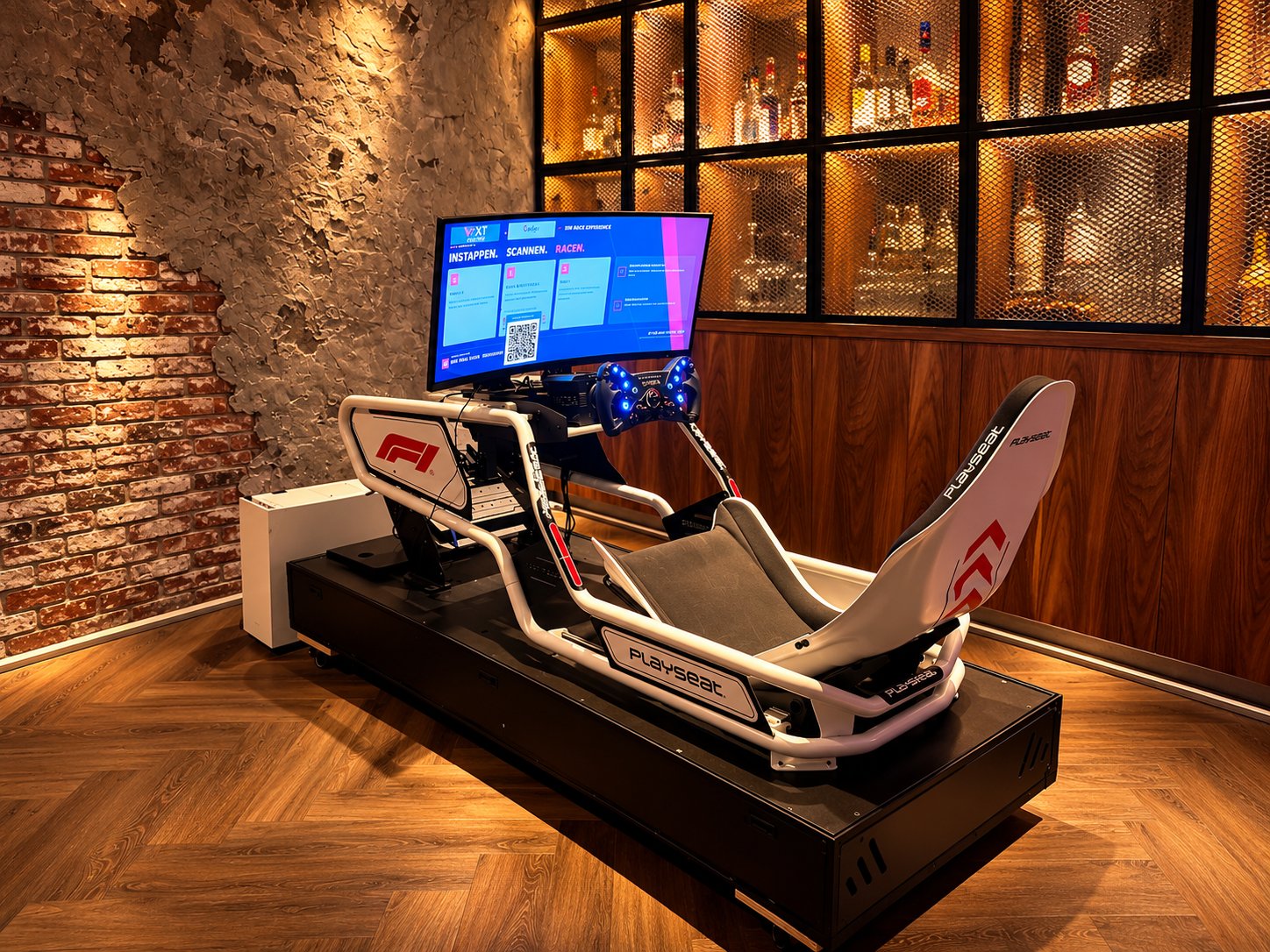 Sfeervolle Playseat F1-racingsimulator in lounge
